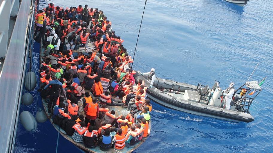 Die Rettung eines Flüchtlingsbootes mit vielen Menschen