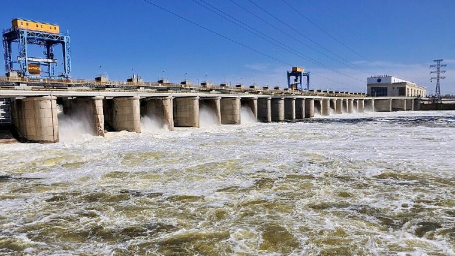 Foto des Staudamms mit Wasserwerk