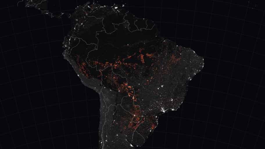 Eine Satellitenaufnahme von Südamerika bei Nacht zeigt Feuerherde