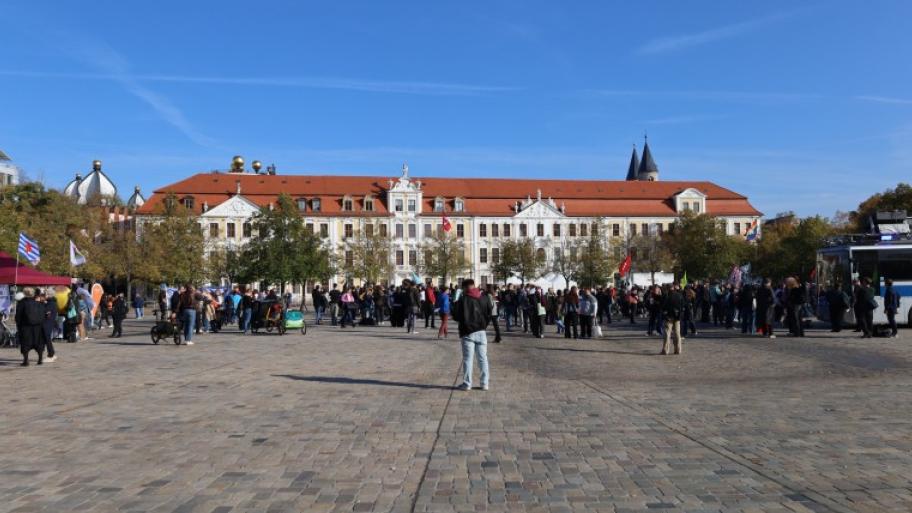 Landtagsgebäude in Magdeburg; Versammlung demonstrierender Menschen