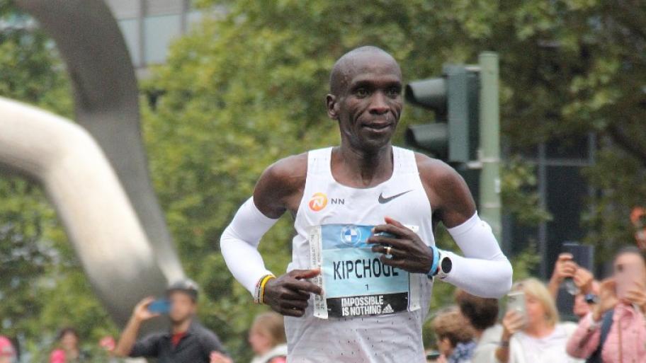 Marathonläufer Eliud Kipchoge läuft auf der Straße als erster