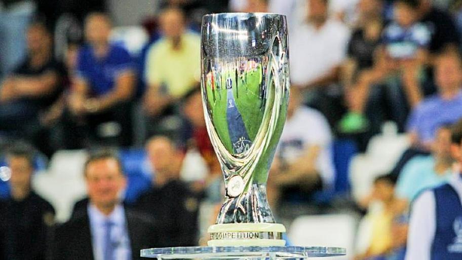 der silberne Pokal des UEFA-Supercup- Fußballwettbewerbs