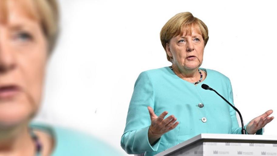 Bundeskanzlerin Angela Merkel am Rednerpult