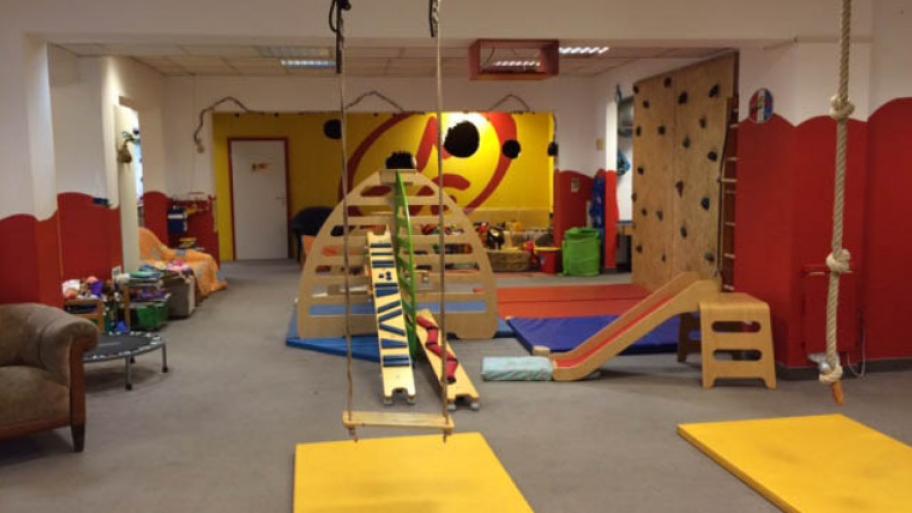 Kinderhaus Buntes Haus in Berlin-Hellersdorf, Innenraum mit Spiel- und Klettergeräten