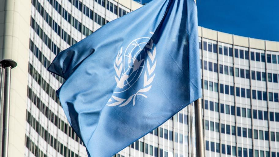 blaue Fahne der Vereinten Nationen mit weißem UN-Logo