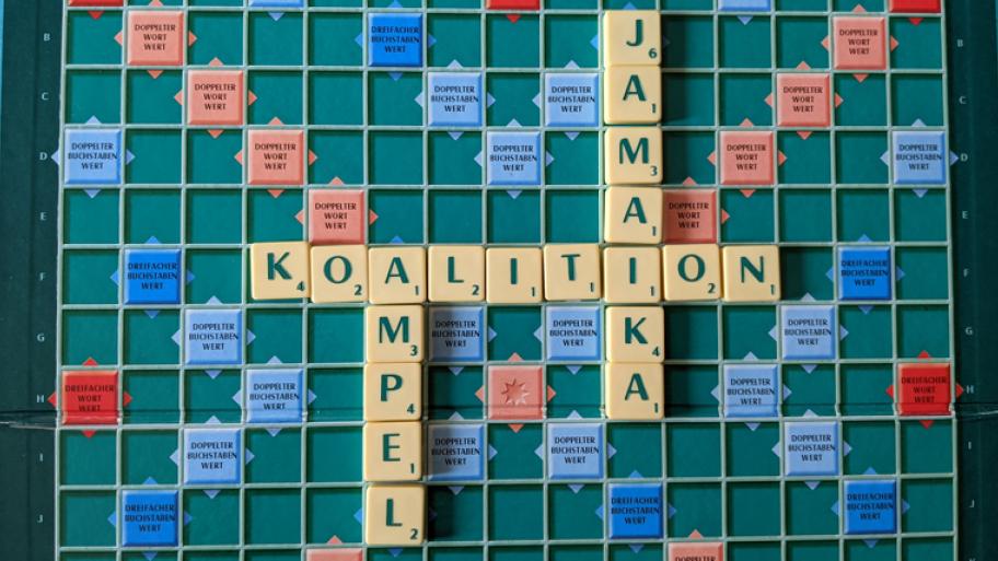 Scrabble-Buchstaben mit den Wörtern Koalition, Jamaika und Ampel