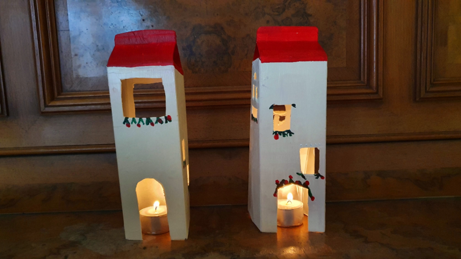 zwei Tetrapack-Kerzenhäuschen