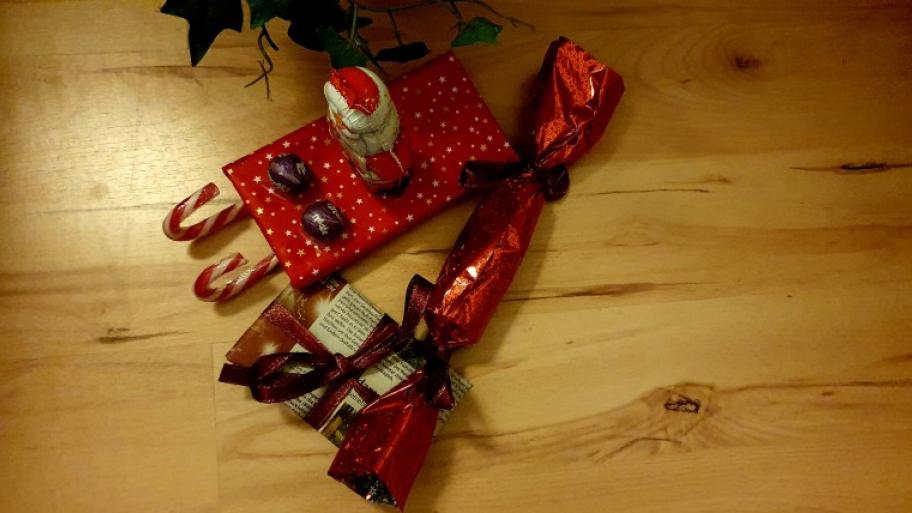Geschenkeverpackungen; Weihnachtsschlitten, Bonbon, Zeitungspapier