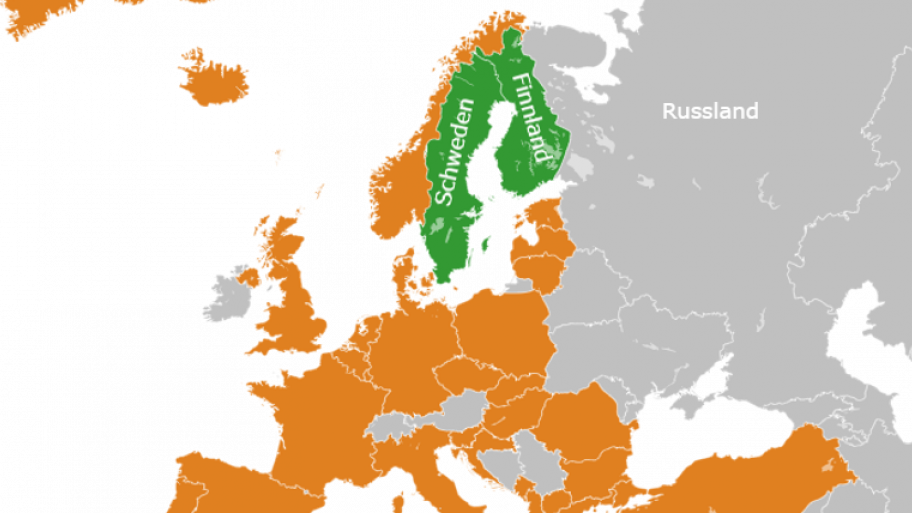Karte des europäischen Kontinents: in orange die NATO Mitgliedsstaaten, in grün Schweden und Finnland, in grau Russland und andere Länder, die nicht Mitglied der NATO sind