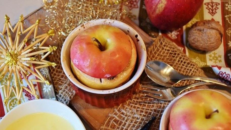 Bratapfel und Weihnachtsdeko