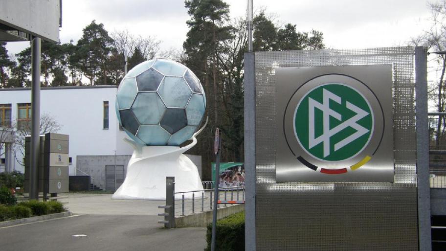 DFB-Zentrale mit Ball
