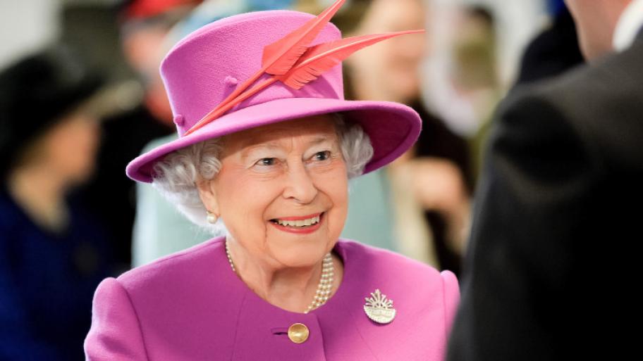 Queen Elisabeth II. in einem fliederfarbenem Kostüm mit passendem Hut