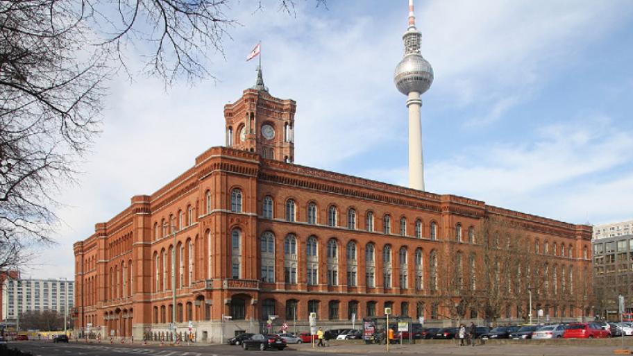 Rotes Rathaus in Berlin-Mitte, im Hintergrund Fernsehturm