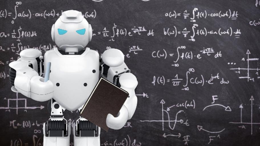 eine dunkle Schultafel, darauf mathematische Formeln geschrieben mit weißer Kreide, davor steht ein weißer Roboter mit Stift und Buch in den Händen