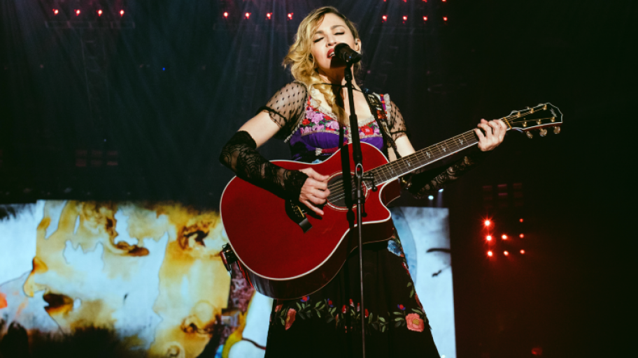 Madonna singt auf ihrer Rebel Heart Tour in Philadelphia und spielt dabei Gitarre