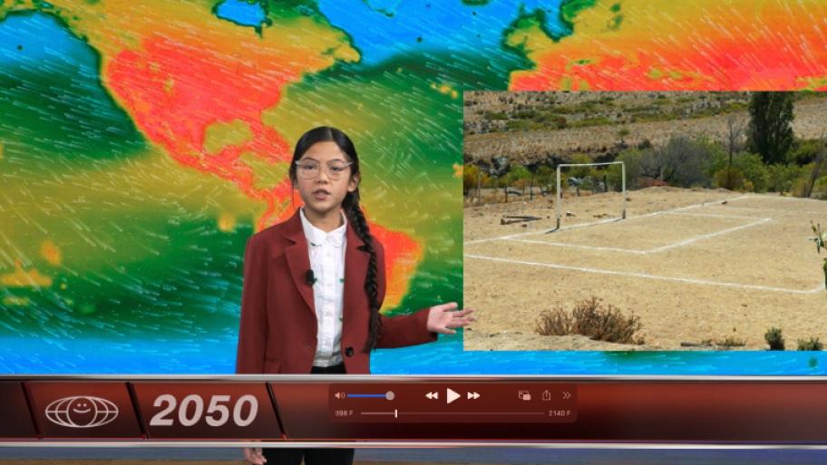 ein Mädchen mit langem Zopf steht vor einer Wetterkarte, viele Bereiche darauf sind ornage gezeichnet und ein Bild mit einer Wüste ist daneben