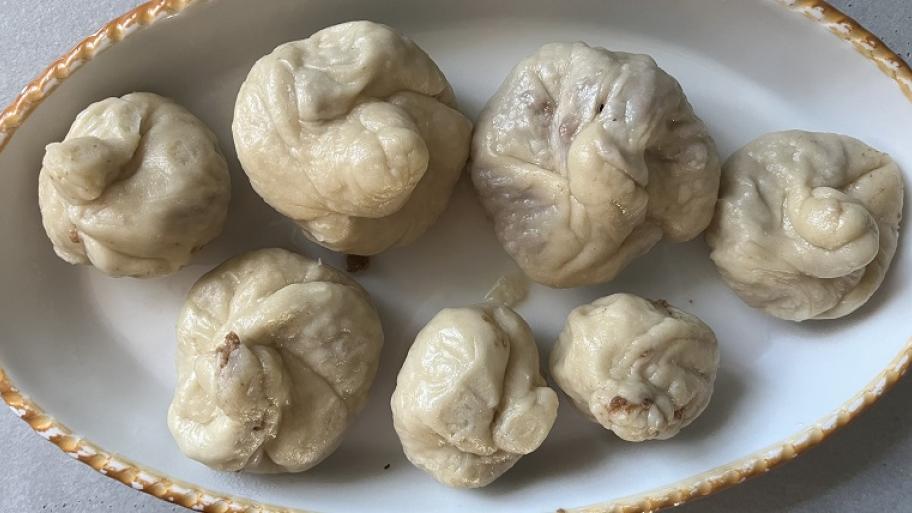 Sieben Teigtaschen fertig in einer Auflaufform