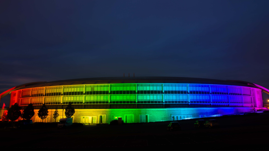 Haus angeleuchtet in den Farben des Regenbogens