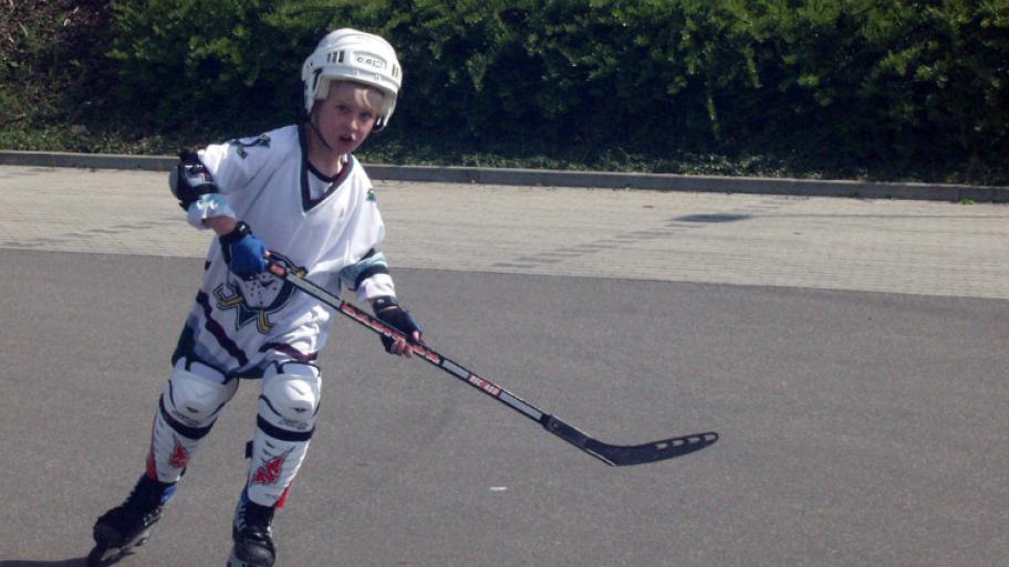 Ein Kind spielt Hockey