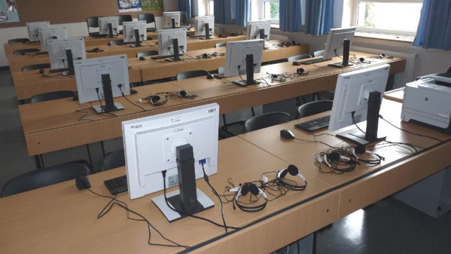 Der Computerraum in einer Schule 