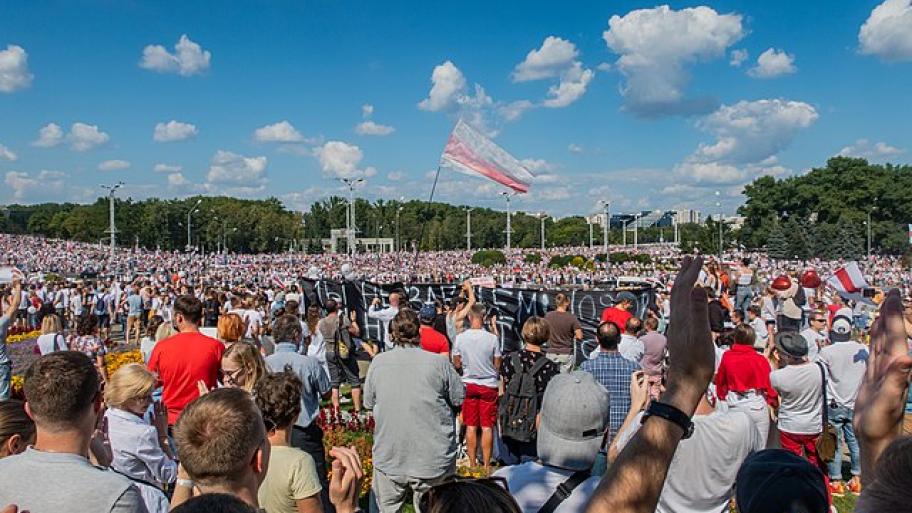 Demonstrierende in Belarus unter der Fahne der Demokratiebewegung