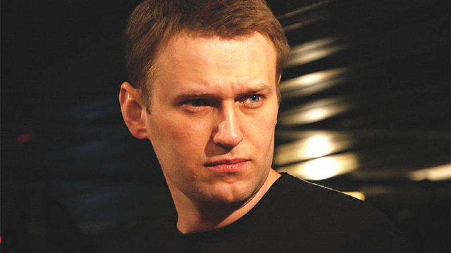Nawalny schaut kritisch zur Seite