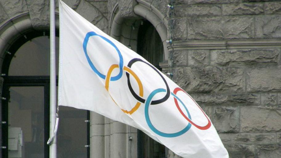 Flagge mit olympischen Ringen