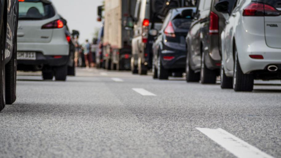 Autos stehen im Stau