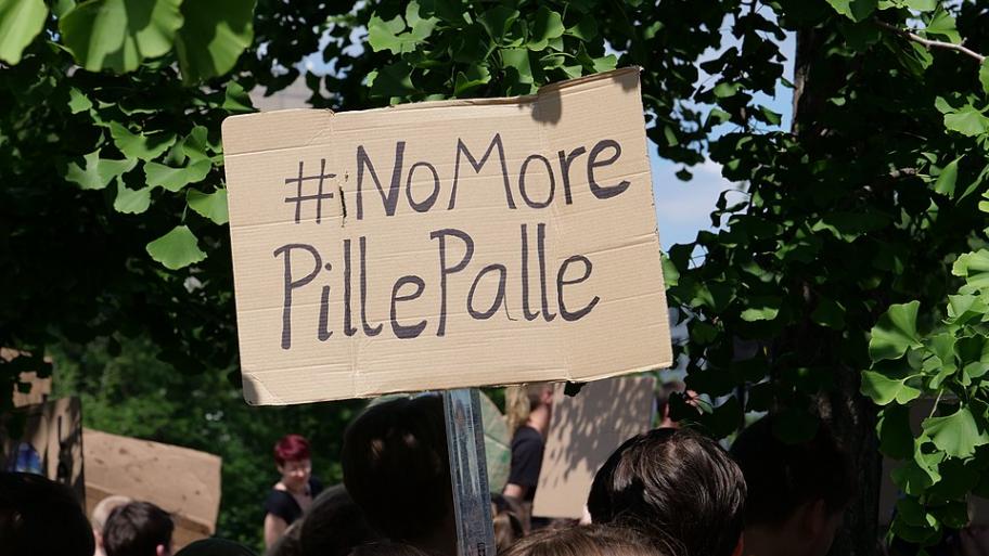 Ein Demonstrationsschild auf dem No more Pille Palle steht
