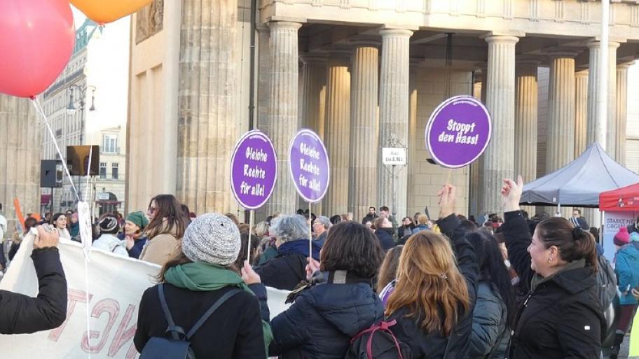 viele Frauen vor dem Brandenburger Tor, sie halten Plakate hoch, darauf steht "Gleiche Rechte für alle" 