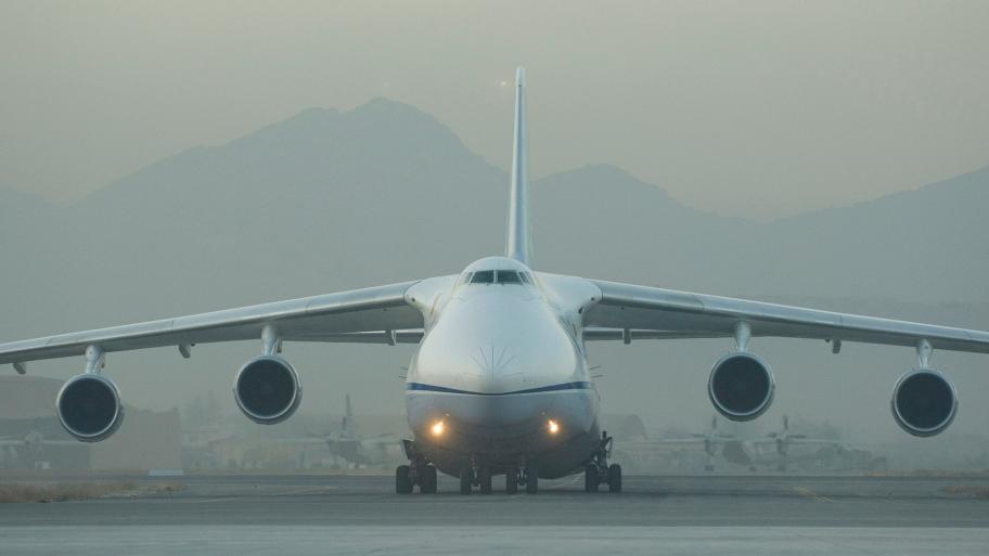 Flugzeug landet am Flughafen von Kabul