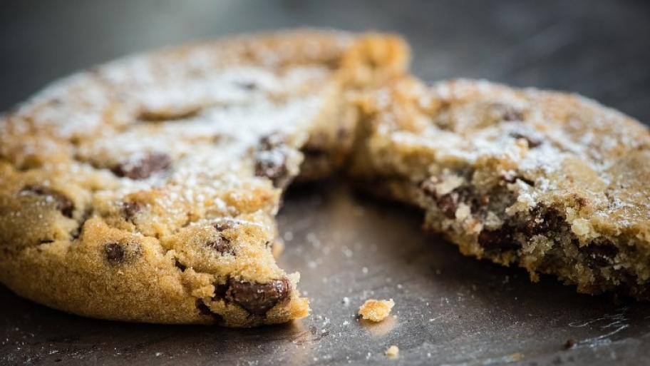 American Cookie aufgebrochen, Teig von innen weich mit Schokostückchen