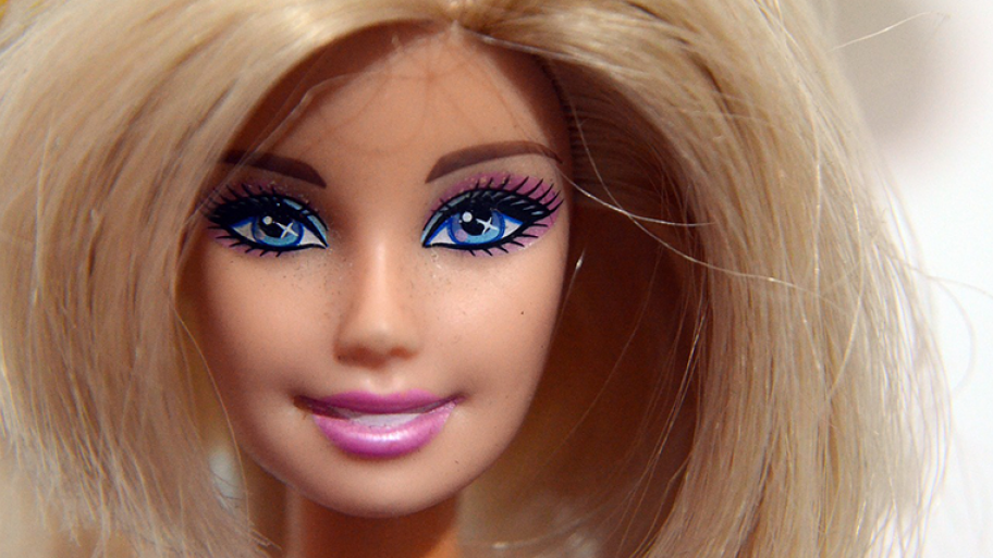 Gesicht einer blonden Barbie, blaue Augen und lange Wimpern