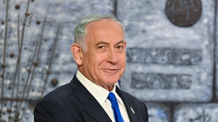Portrait eines älteren Mannes mit grauen Haaren, er trägt einen Anzug und schaut in die Kamera