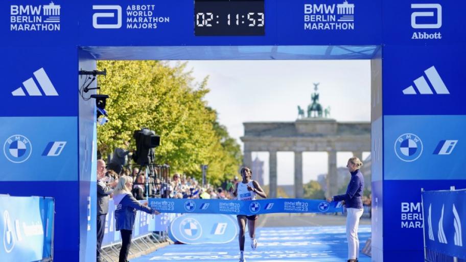 die Äthiopierin Tigist Assefa läuft beim 49. Berlin-Marathon mit einer Zeit von 2:11:53 über die Ziellinie, im Hintergrund das Brandenburger Tor 