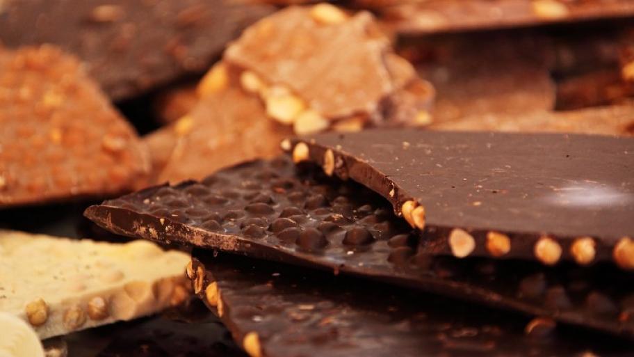 Bruchschokolade, dunkle Schokolade mit Nüssen, weiße Schokolade und Vollmilchschokolade
