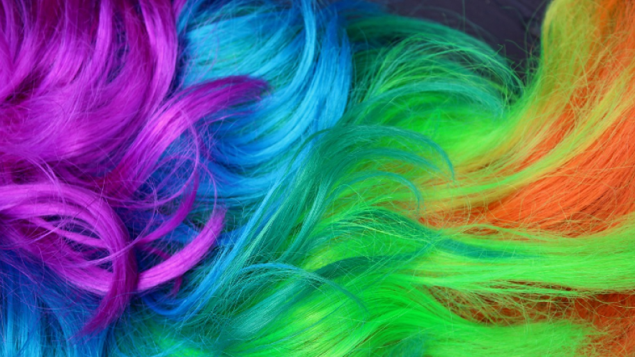 Bunte Haare (von links nach rechts): lila, blau, grün, orange, gelb