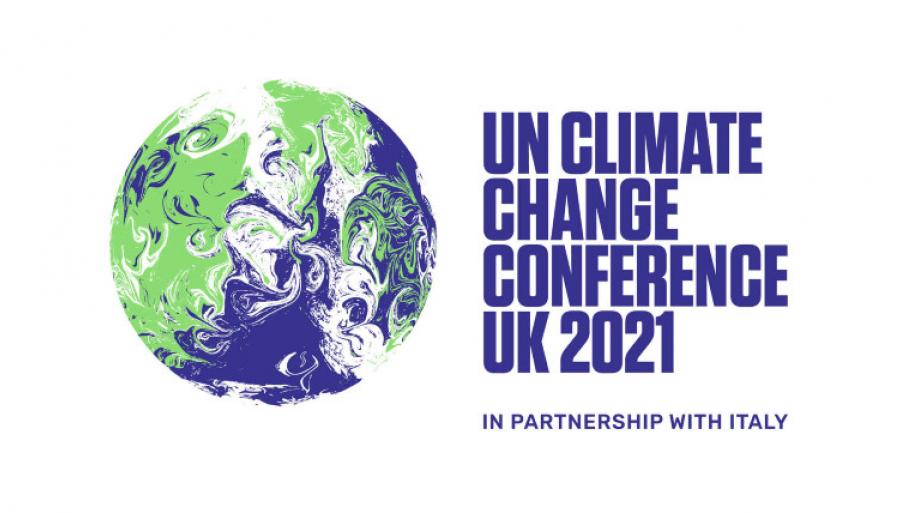 Weltkugel in den Farben grün, balu und weiß, daneben in blau der Schriftzug "UN CLIMATE CHANGE CONFERENCE UK 2021, in partnership with Italy" (auf deutsch: UN Weltklimakonferenz Vereinigtes Königreich 2021, in Zusammenarbeit mit Italien )