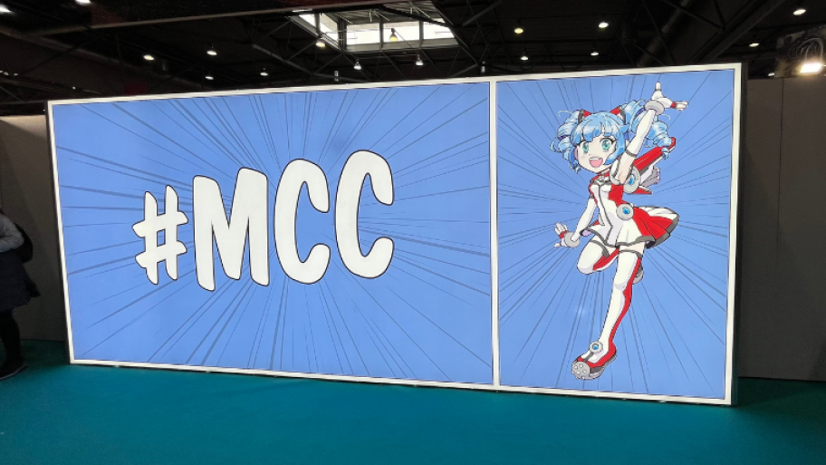 Ein blaues Plakat mit einer blauen Anime Figur drauf. Dazu steht #MCC