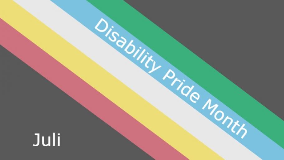 die Flagge des Disability Pride Month: dunkelgrauer Untergrund, daruf diagonal von oben links nach unten rechts bunte Streifen in der Farbfolge grün, hellblau, weiß, gelb und rot
