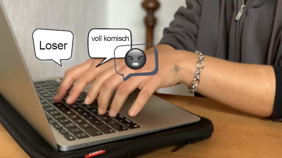 Person sitzt am Laptop und tippt auf Tastatur; Sprechblasen ploppen auf über Tastatur auf "Loser", "voll komisch"