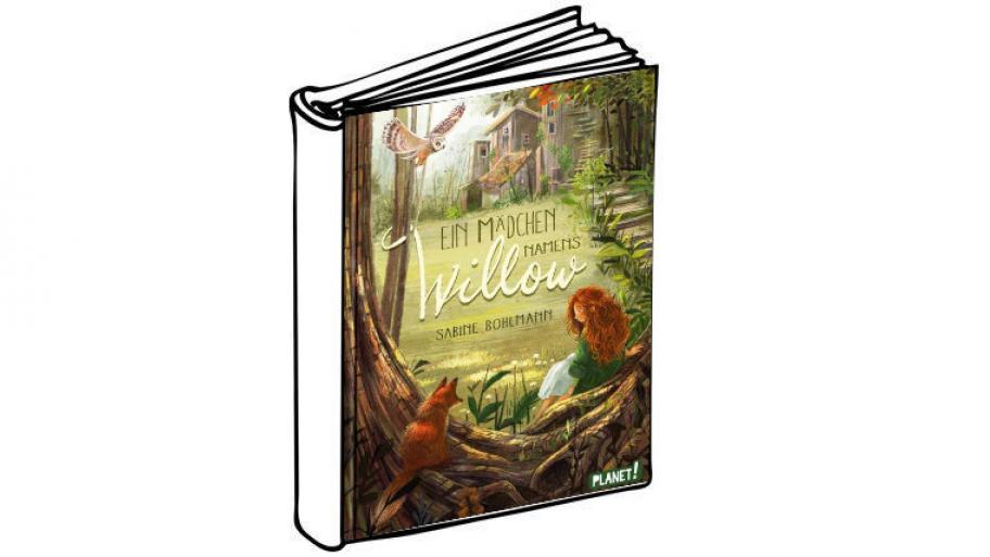 Willow mit roten, welligen Haaren; sitzt auf einer Baumwurzel und hält Blickkontakt mit einem Fuchs; vor ihr befindet sich ein Haus, drumherum ein Garten; eine Eule fliegt durch die Luft