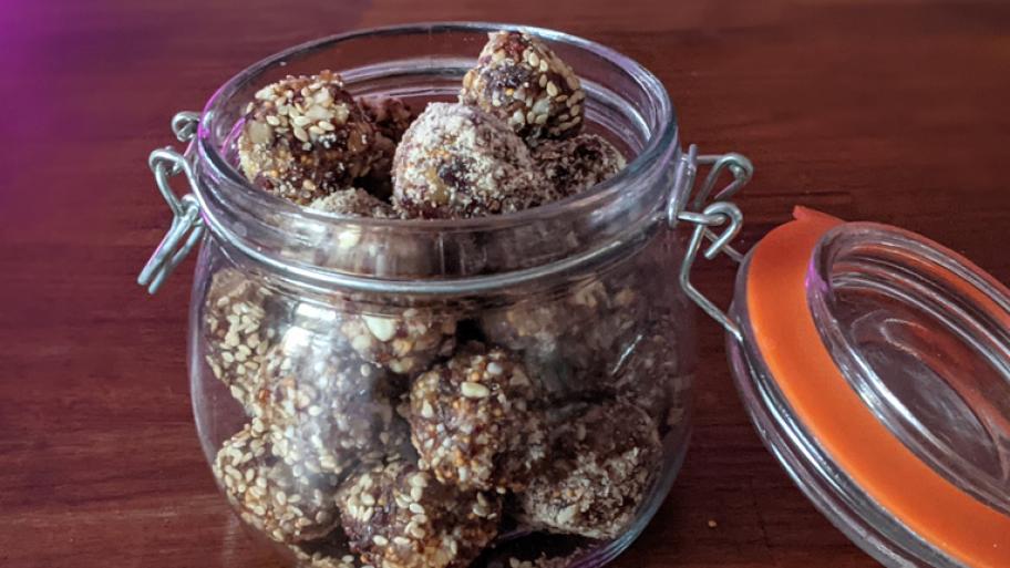 Ein Glas voll selbstgemachter Energy Balls