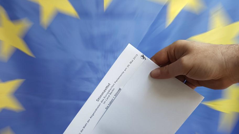 Wahlzettel und eine EU-Flagge
