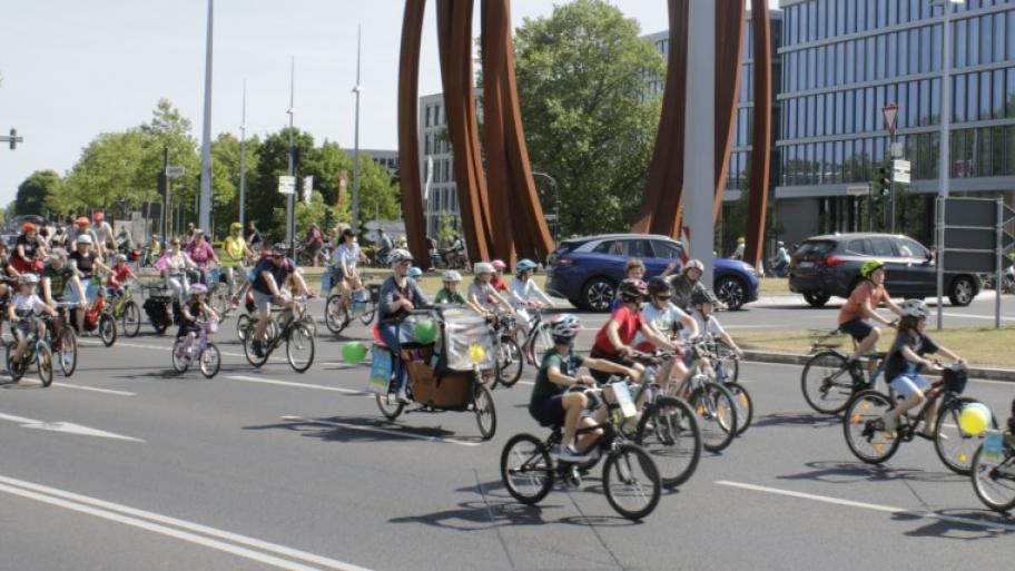 Kinder und ihre Angehörigen auf der Fahrraddemo