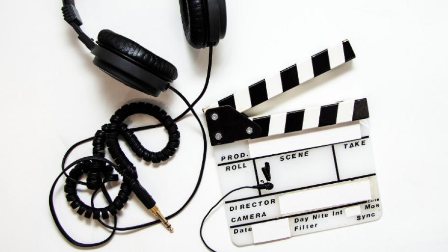 Kopfhörer mit Kabel und leicht geöffnete Filmklappe