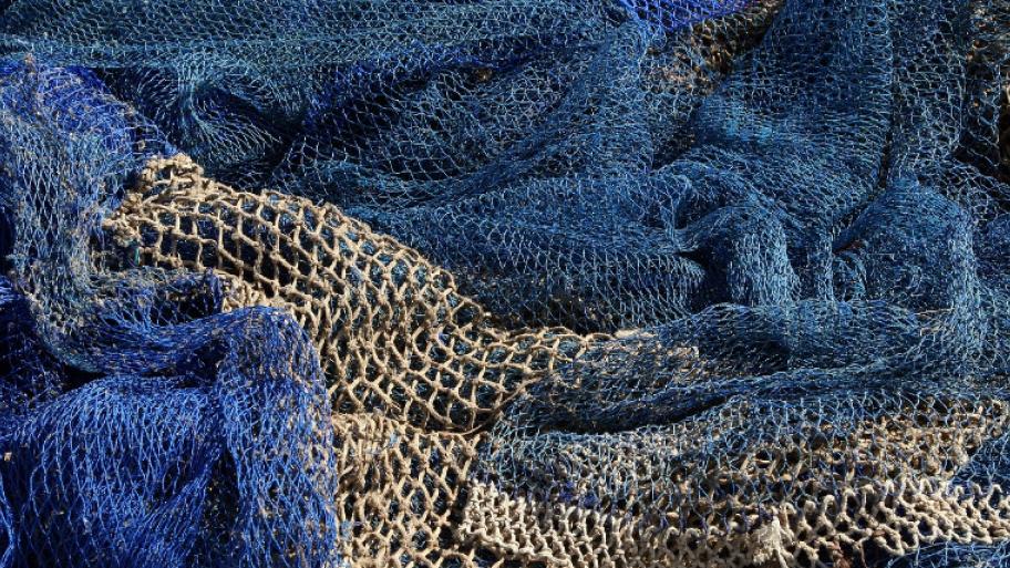 Fischernetze auf einem Haufen in verschiedenen Farben und aus verschiedenen Materialien