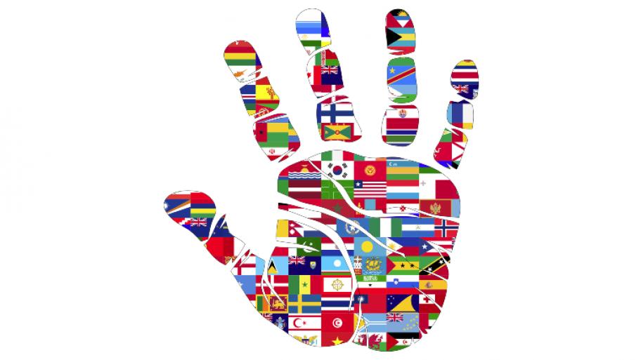 Eine hand aus verschiedenen Länderflaggen und vor einem weißen Hintergrund zu sehen
