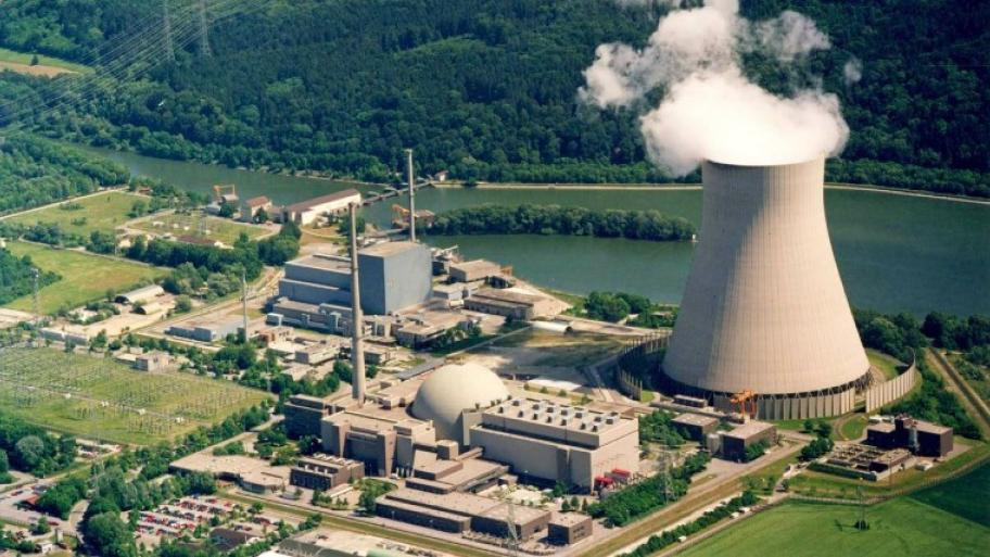 das Gelände des Kernkraftwerks Isar in Bayern von oben