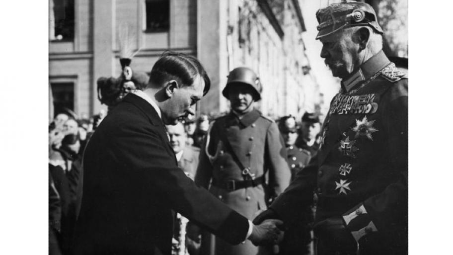Adolf Hitler und Reichstagspräsident Paul von Hindenburg 1933